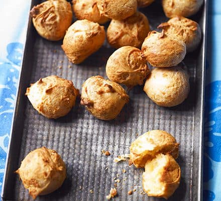 Бразильський сирний хліб (pão de queijo)