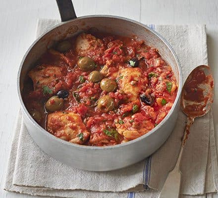 Тушковане курча з оливками