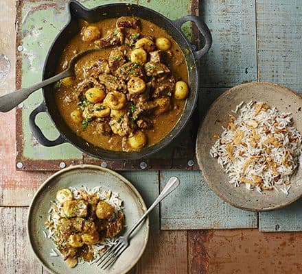 Карри с говядиной, картофелем и бананом с рисом и кешью