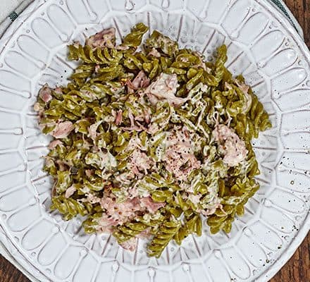 Фузилли с горохом, ветчиной и горчичным соусом