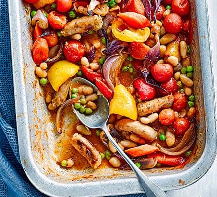 Запеканка с колбасками и белой фасолью