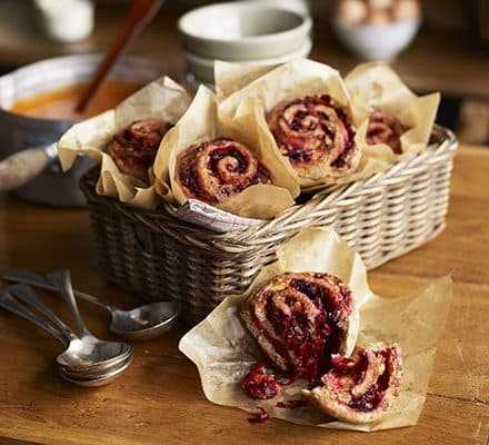 Бурякові булочки з беконом та чеддером