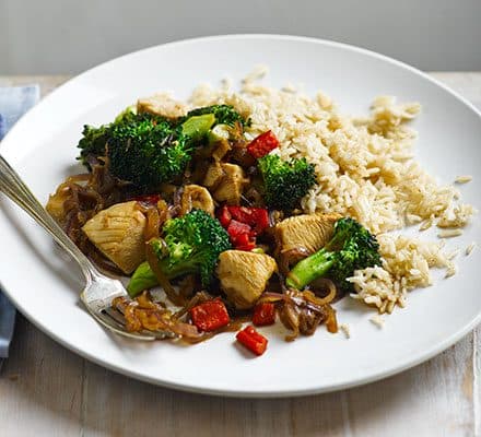 Жареная курица с брокколи и коричневым рисом