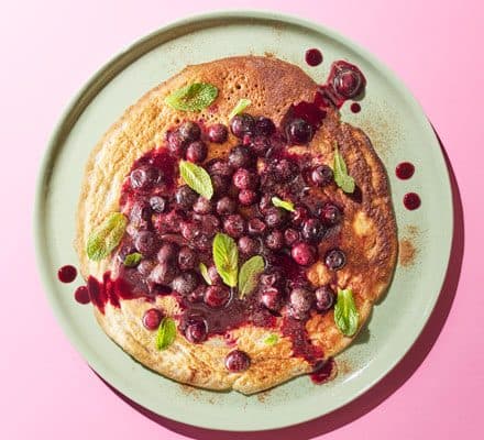 Банановые блинчики с корицей и черничным компоте