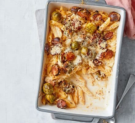 Запеканка из пасты с брюссельской капустой и сыром