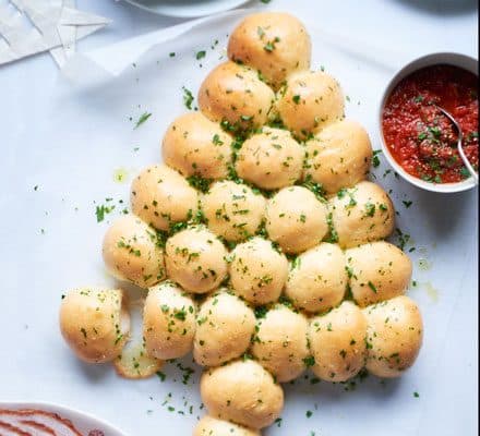 Часниковий хліб у формі ялинки