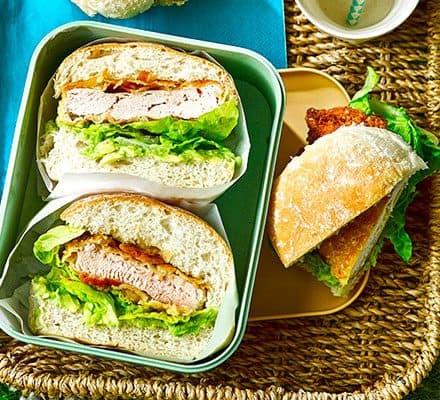 Хрустящие сэндвичи с курицей и авокадо