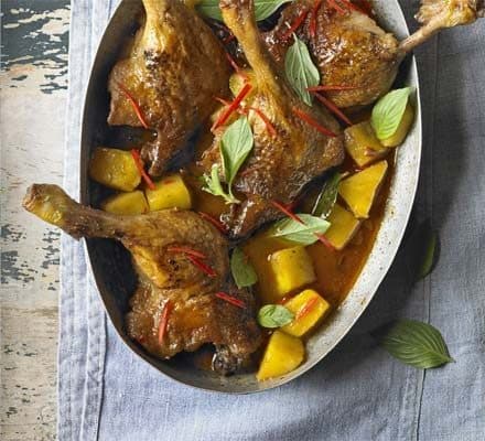 Нежное красное карри с уткой и ананасом
