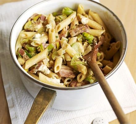 Паста с сыром, луком-пореем и беконом