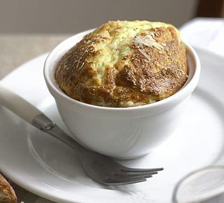 Суфле с козьим сыром, зеленым луком и петрушкой
