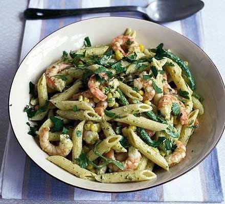 Макарони з креветками, солодкою кукурудзою та стручковою квасолею
