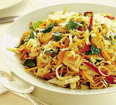 Тёплый тайский салат с курицей и лапшой