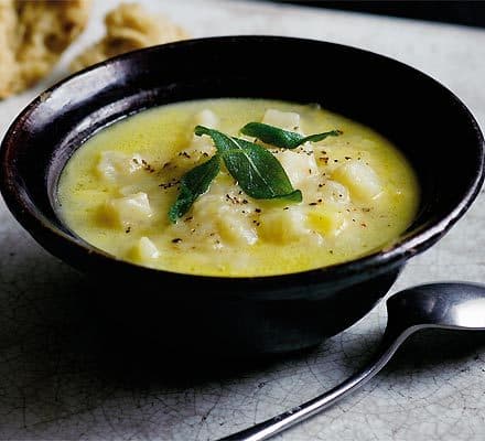 Суп с крупными кусочками чеддера и сельдерея