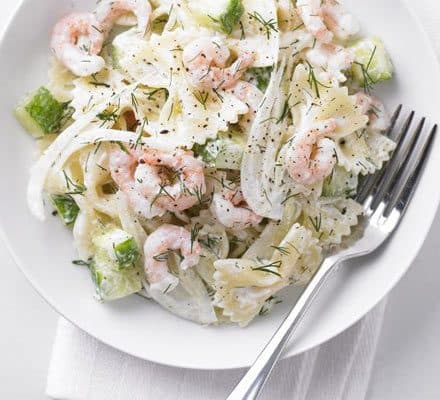 Паста с креветками, укропом и огурцом