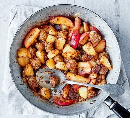 Колбаски с горчицей и яблоками