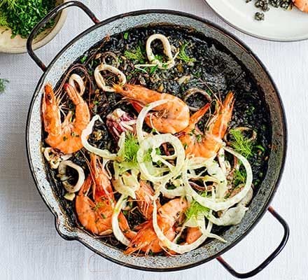 Іспанський рис з кальмарами, креветками та фенхелем