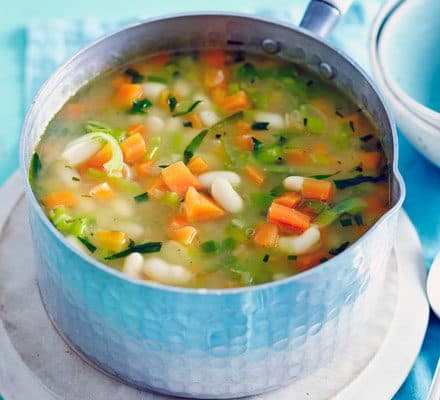 Летний суп из моркови, тархуна и белой фасоли