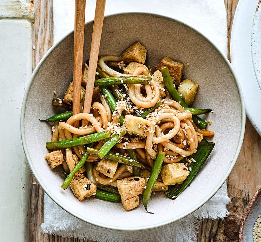 Жареный удон с кунжутом и зелёным луком с хрустящим тофу