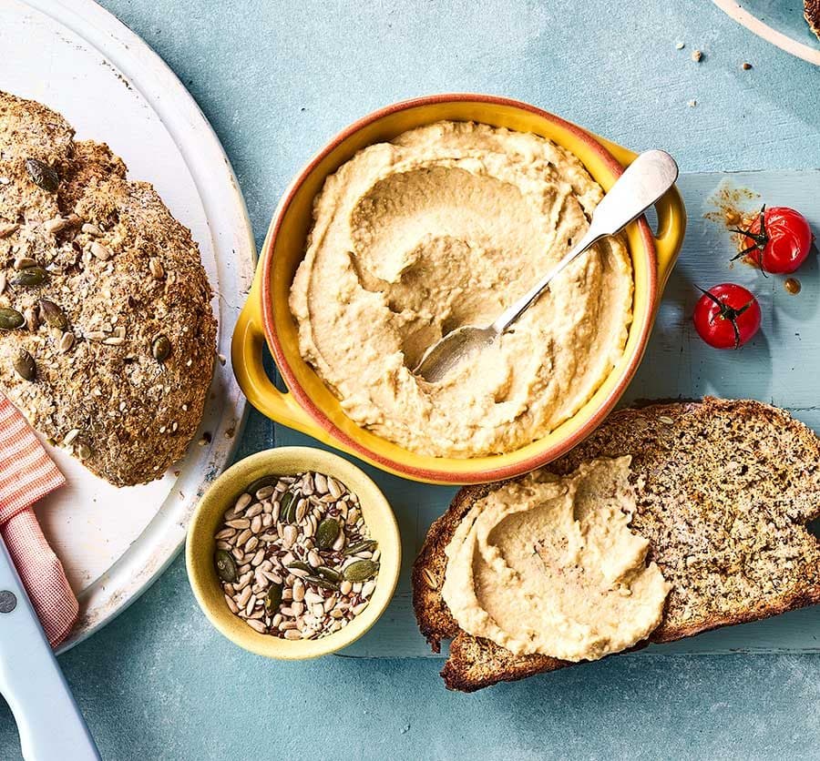 Seeded soda bread with hummus & tomatoes