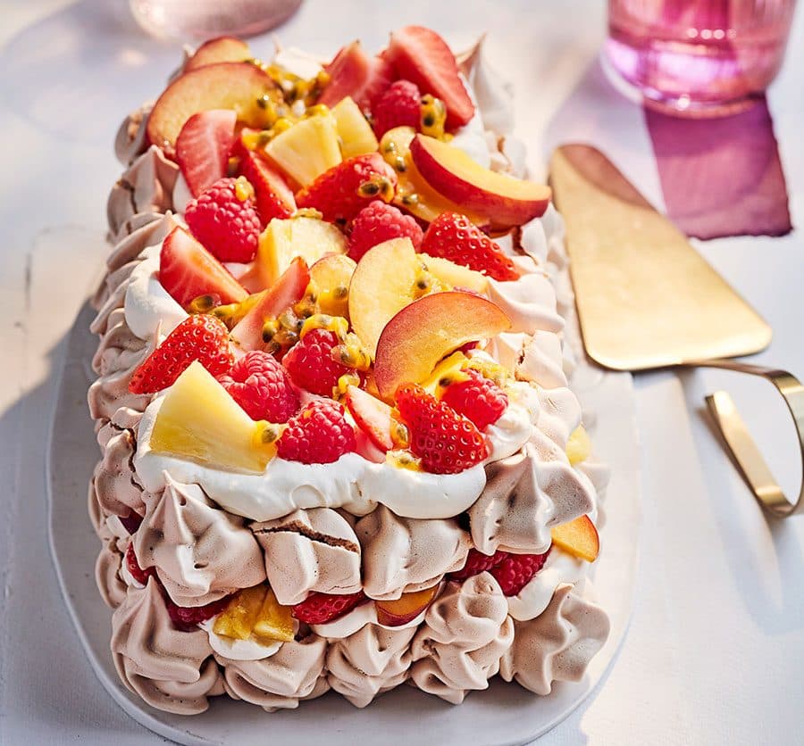 Brown sugar pavlova with fruit